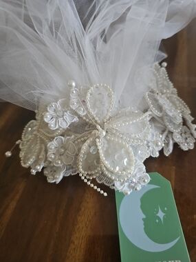 Vintage Beautiful Bridal Veil New White With Sequin Beaded Flower